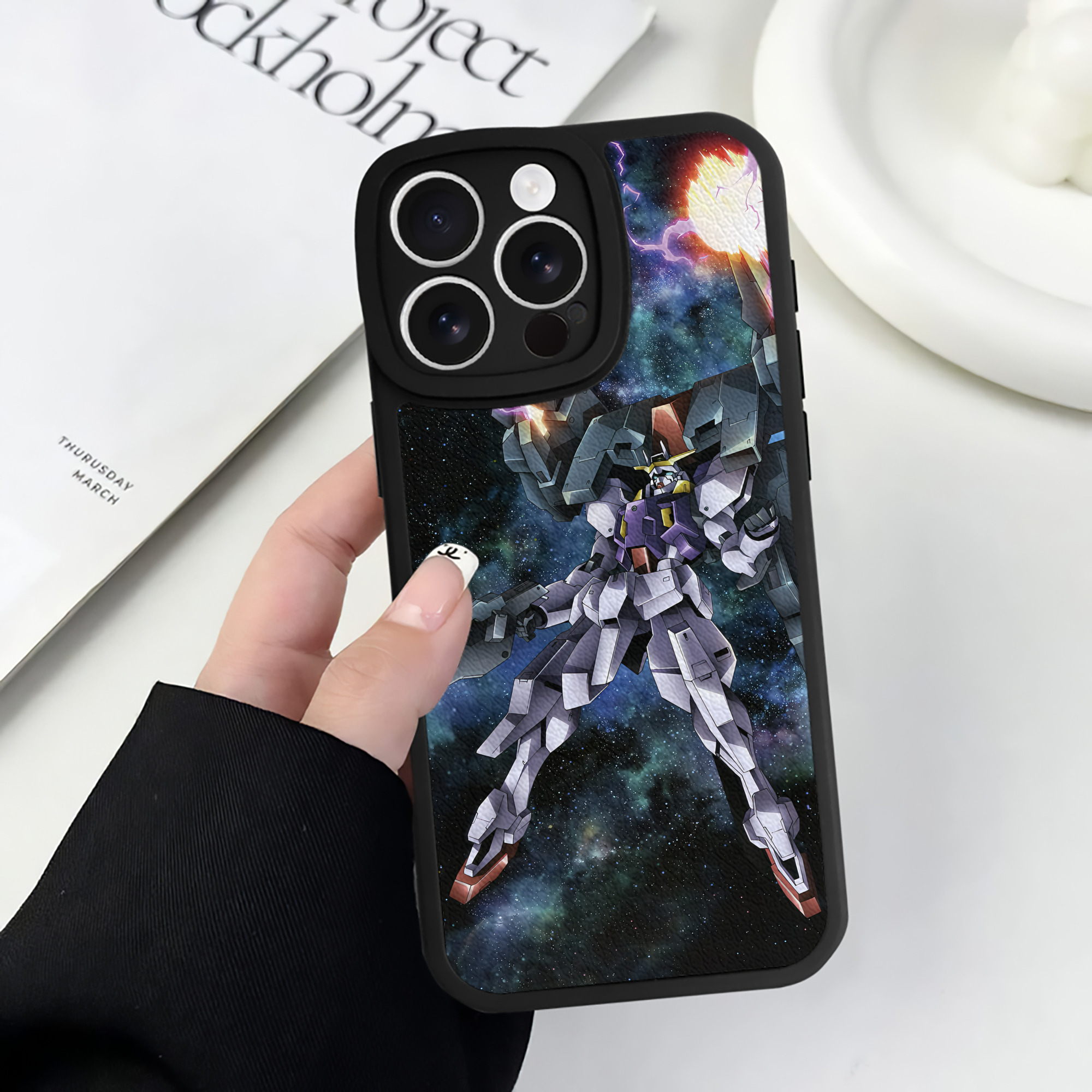 （画像用） 機動戦士ガンダム Mobile Suit Gundam 【iPhone 16シリーズ対応】シリコンスマホケース（レザー調） 材質：シリコン